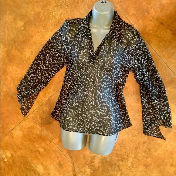 Women's Black and White Flowy Floral Top - Picture 4 of 6